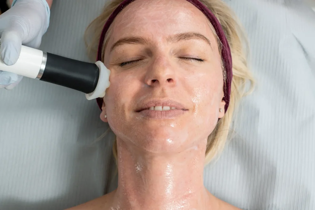 Zabieg  geneO™ – innowacyjna pielęgnacja skóry dla natychmiastowego efektu odmłodzenia i rozświetlenia