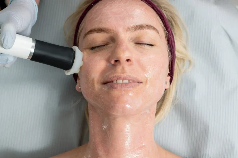 Zabieg  geneO™ – innowacyjna pielęgnacja skóry dla natychmiastowego efektu odmłodzenia i rozświetlenia